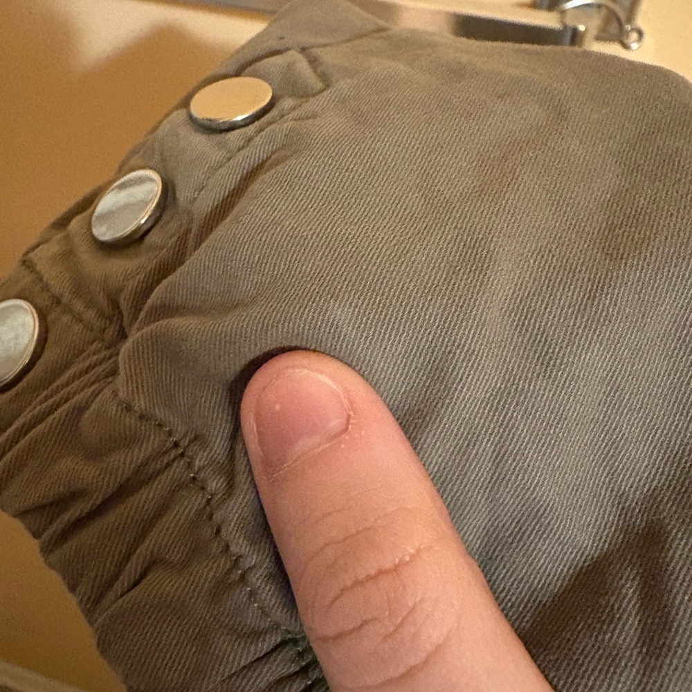 Veronica Beard Field 9.5” Cargo Pants in Army - Picture 8 of 8